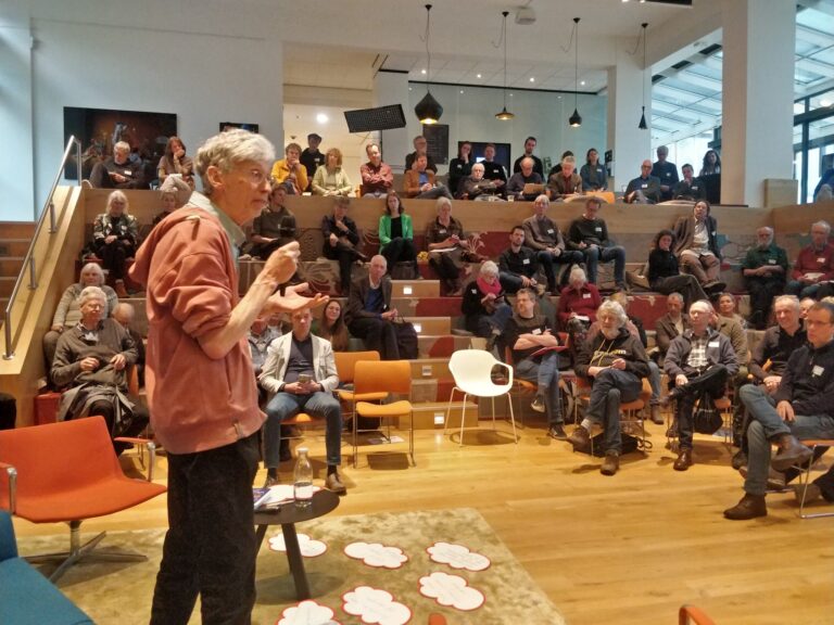 Burgers stappen naar de rechter
