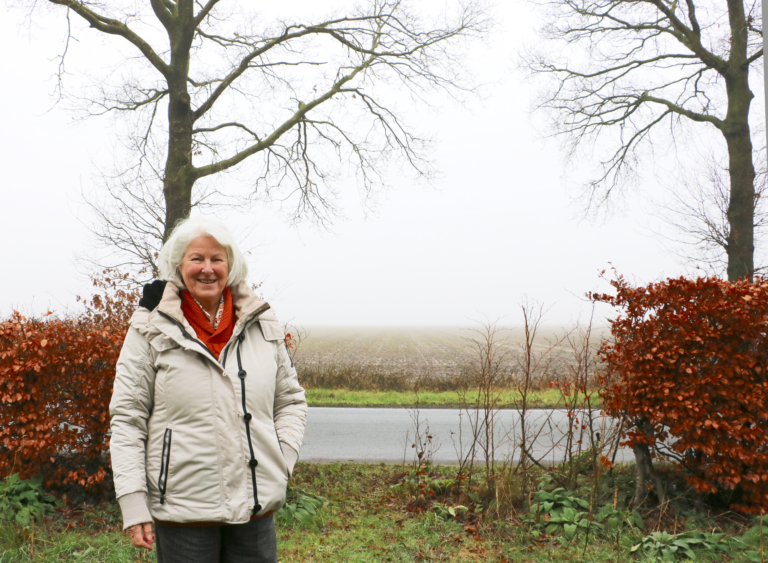 Joke Kolthoff voor de akker in Lhee