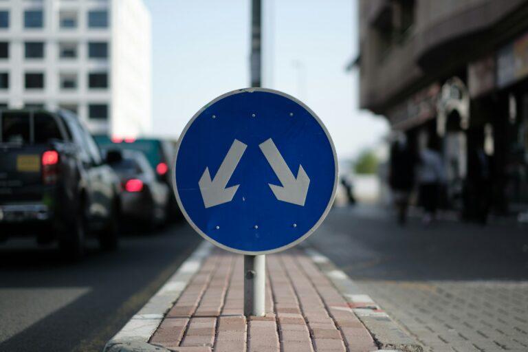 Verkeersbord met pijlen naar links en naar rechts